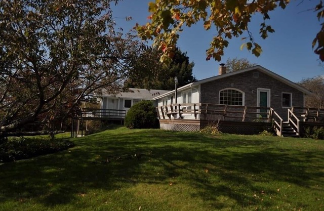 LATE SUMMER SPECIAL RATE 550/night 1/2 mile to Charlestown Town Beach