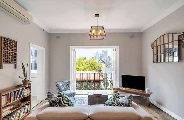 'Latitude' - Stunning Opera House Views, Designer 2 Bedroom Executive Apartment w/airconditioning