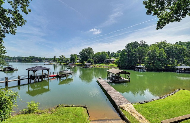 Launch & Dock: Lake Norman Retreat w/Scenic Deck