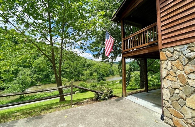 Laurel Winds-Riverfront, WIFI, Fireplace, Firepit, Covered Porch