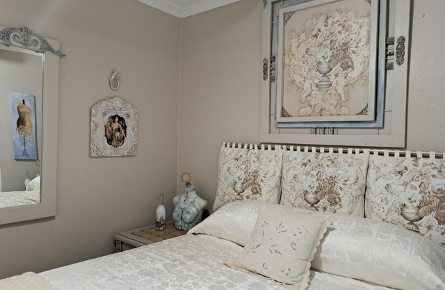 LAVENDER AND LACE GUEST FLAT