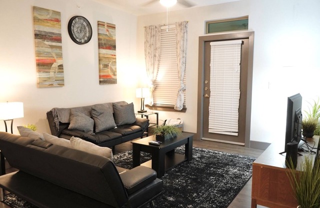 Lavish 2Bd/2Ba- IAH Area