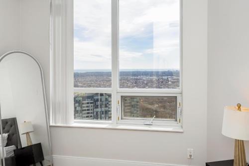 Lavish 2BR 2Bath Condo Steps to Square One Mall