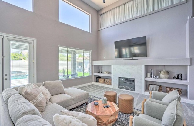 Lavish House with Home Theater and Fireplaces!
