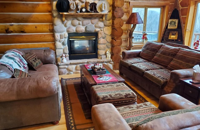 Lazy Bear Hideaway -Your Spacious Mountain Retreat! Sleeps 30