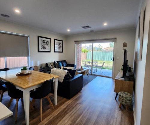 Lbarza Stylish New 4 BR Home with room to play