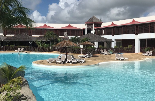 Le CAMASSIA, luxury studio in private residence with swimming pool and beach