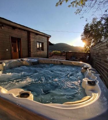 Le Chalet jacuzzi et Détente 4 Étoiles