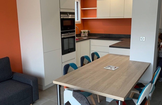 LE CLOS DES 2 CAPS - RENOVATED CONTEMPORARY 2 BED APARTMENT 2 STEPS FROM THE SEA