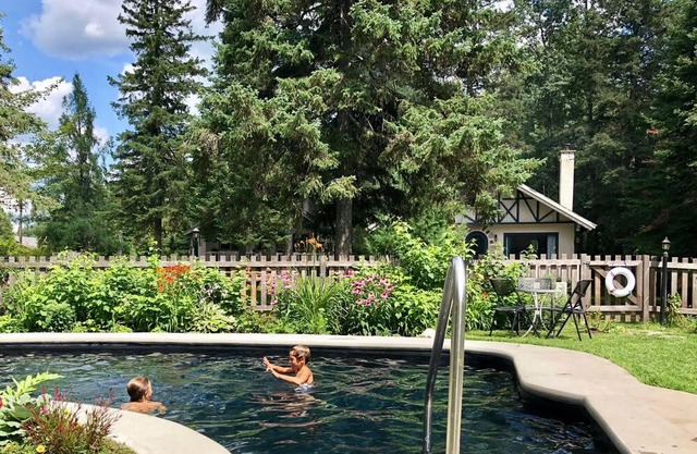 Le Davos, A nice vintage cottage in Village Suisse resort, in heart of Val-David