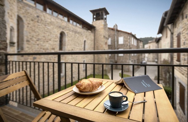 Le Gîte des Remparts au Cœur de la Cité Médiévale du Malzieu-ville