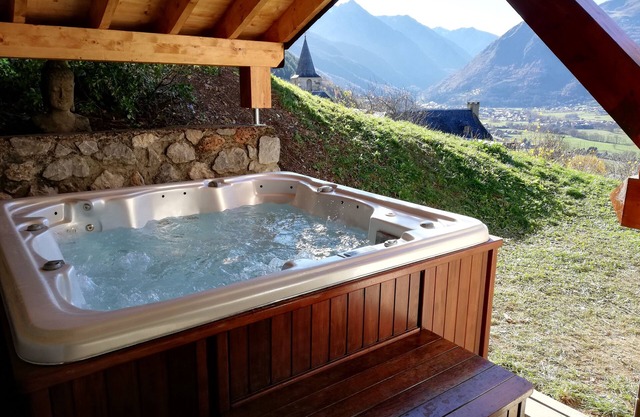 LE GRAND CHALET WITH SPA AND SAUNA near Saint Lary Soulan