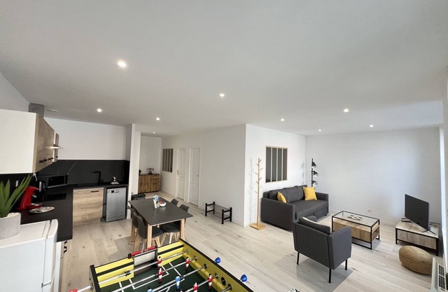 Le JP, magnificent 2 bedroom apartment with table