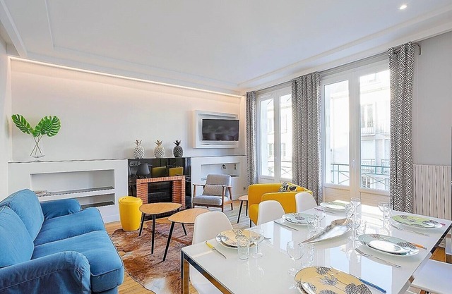 Le Marceau. 2 bedrooms, sleeps 4, private parking