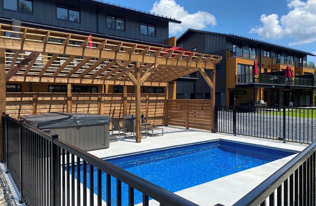 Le Memph: 1-bedroom condo-chalet with shared SPA Lake Memphremagog