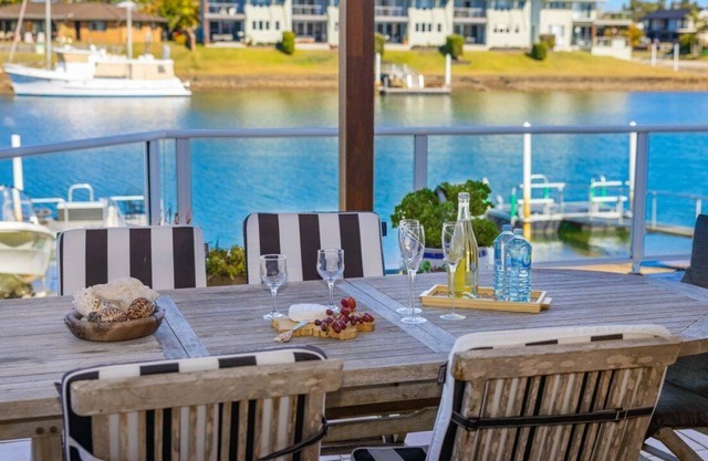 Le Romance - waterfront, private jetty, kayaks, SUP