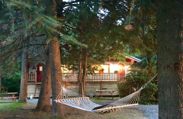 Le Zurich, cute vintage cottage in Village Suisse resort, heart of Val-David