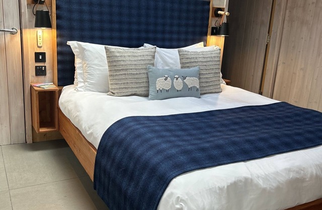 Learach - Gorgeous space with floating bed