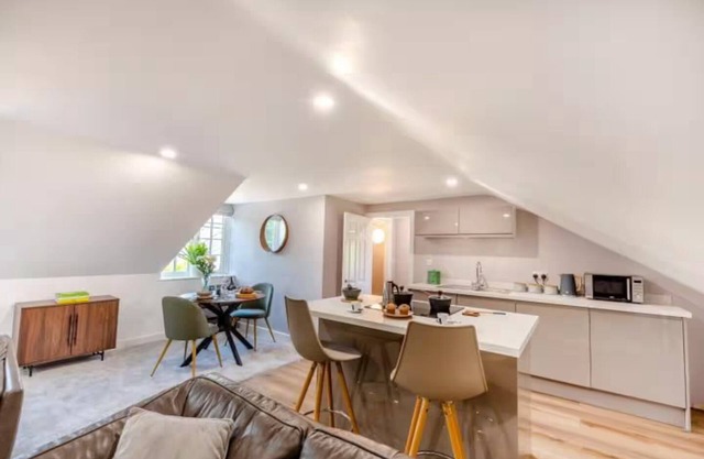Leck Beck Loft one bed luxury apartment, private garden, dining area & Hot Tub.