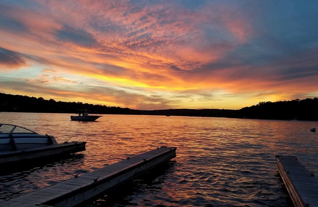 Lee's Cottage - Cute & Cozy Cottage w/1 bdrm & 1bth Across from Lake