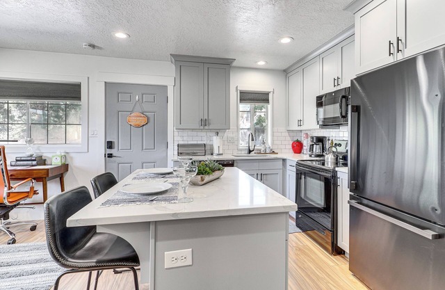 Lehi Apartment w/WiFi: 4 Mi to Thanksgiving Pt!