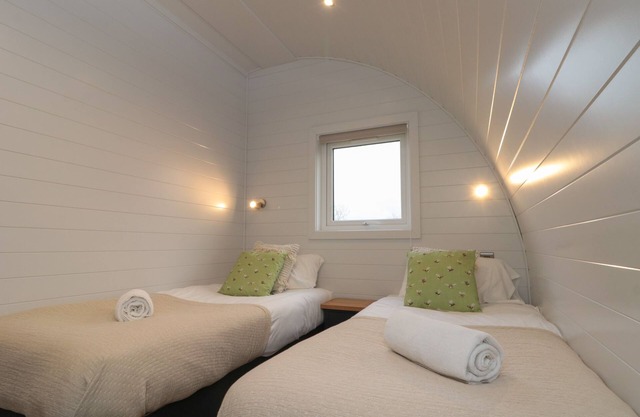 LENNON LODGE, pet friendly, country holiday cottage in Hunmanby
