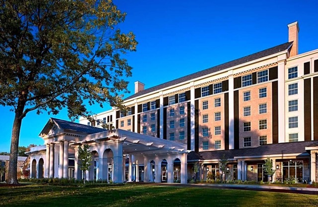 Less than a 5-minute walk from Elvis Presley's Graceland Mansion .