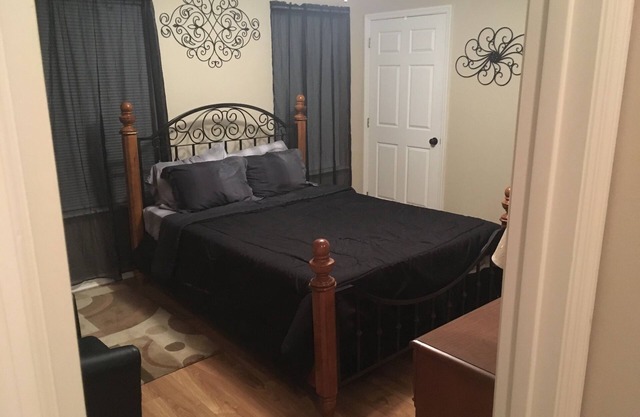 Lexington’s Premier Cul De Sac Townhome 2BR, 2.5BA, 1100 sqft