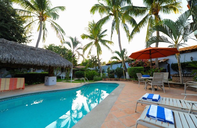 Lg 1 BR apt w/ionization system pool, free yoga classes, gardens, spa service