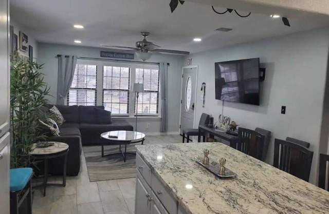 Lib's Place . A cheerful three bedroom home!