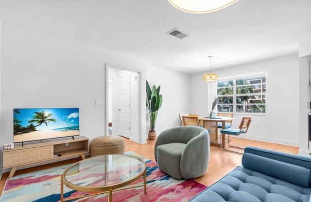 Lido Key 2BR/2BA Walk to Beach + Free Parking