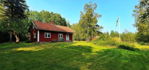 Lidsbergs torp i Ölme från år 1910 Ett eget mysigt torp med kakelugn, lågt i tak, sovrum på loft med snedtak bäddsoffa i v-rum trädgård och gasgrill