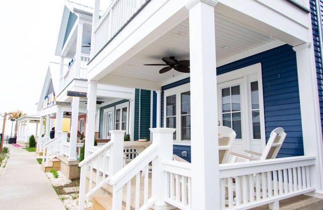 Life is Grand: 3 bed/2.5 bath Lakeside Cottage w/Hot Tub!