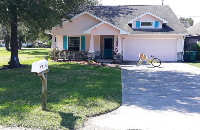 Life's a BEACH at Daydream cottage.enjoy the beach and be close to EVERYTHING!
