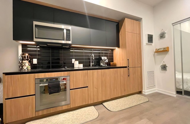 Life's Wonder: 2 Bedroom 2 washroom Main level Historical Home Retreat With Terr