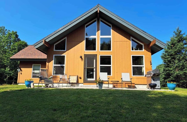 Light and Bright Lubec Retreat. Feast on locally caught lobster and clams!