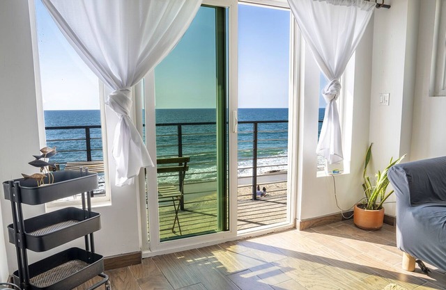 Light & Charming Beachfront w/oceanviews, steps to restaurants & nightlife