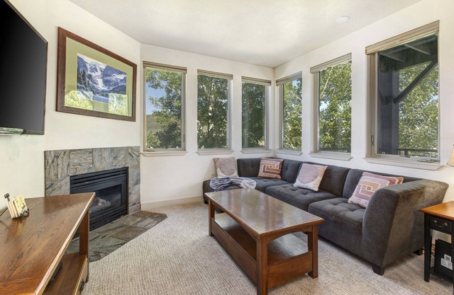 Light-filled condo with heated pool & hot tub, near shopping & skiing