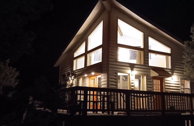 Light filled, Open Concept Loft in Crestone Pet Friendly