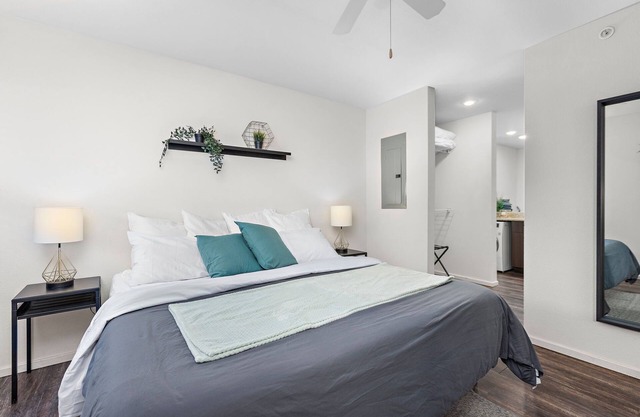 Light Room-Sleek stylish space w/private workspace WiFi Parking easy access