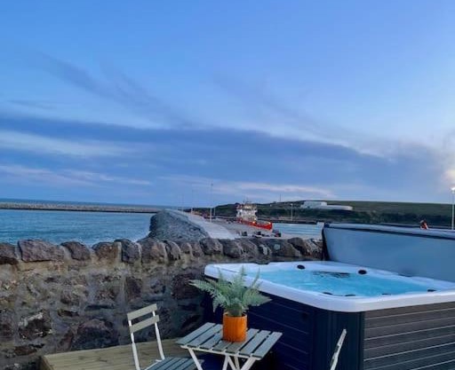 Lighthouse Cottage With Hottub