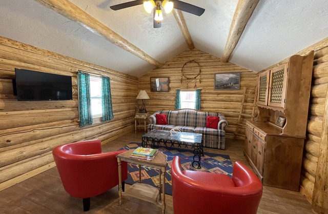 Lil' Cabin on the Wind River - newly renovated, in town location!