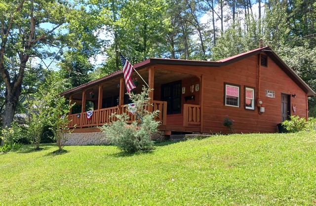 Lil' Ranch: Smoke-free, Pet-free rental, 2 mi to downtown. Easy to find/access.