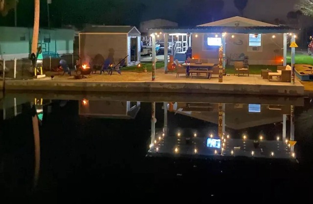 Lil Rustic Riverhouse Weeki Wachee Canal wboatdock