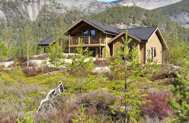 Lillelørdag Hytte - New luxury wooden cabin between mountains and lakes