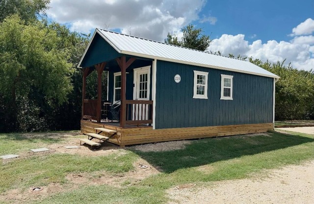 Lillie - Fully Furnished 2 Person Cottage for short or mid-term stays