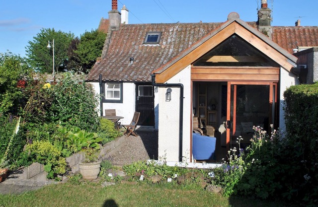 Lily's Cottage quaint retreat in coastal village