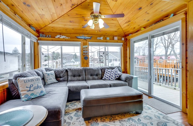 Lime Lake Cottage w/Lakefront Deck & Dock!