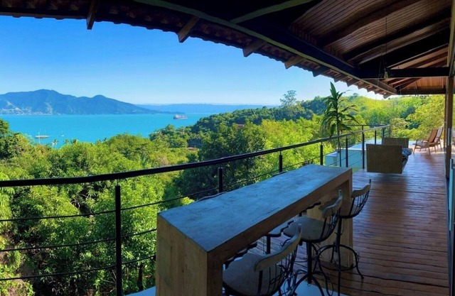 Linda Casa em Ilhabela, com Vista Para o Mar, e 5 Minutos a pé da Praia