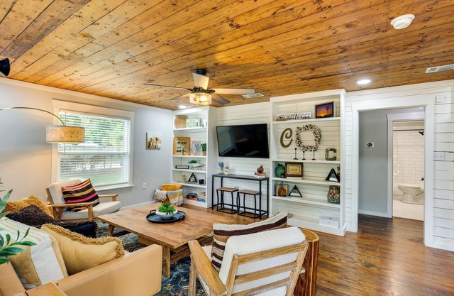 Lindale Vacation Rental w/Deck & Grill!